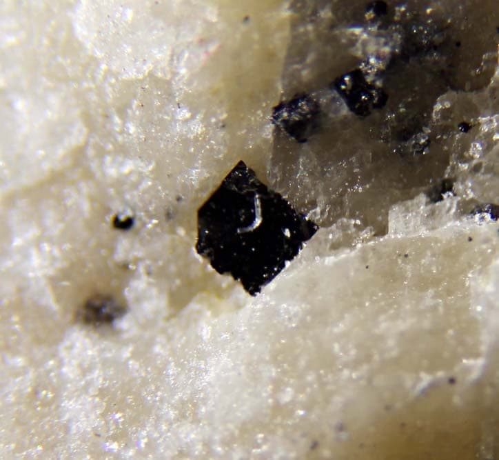 Apuanite mineral