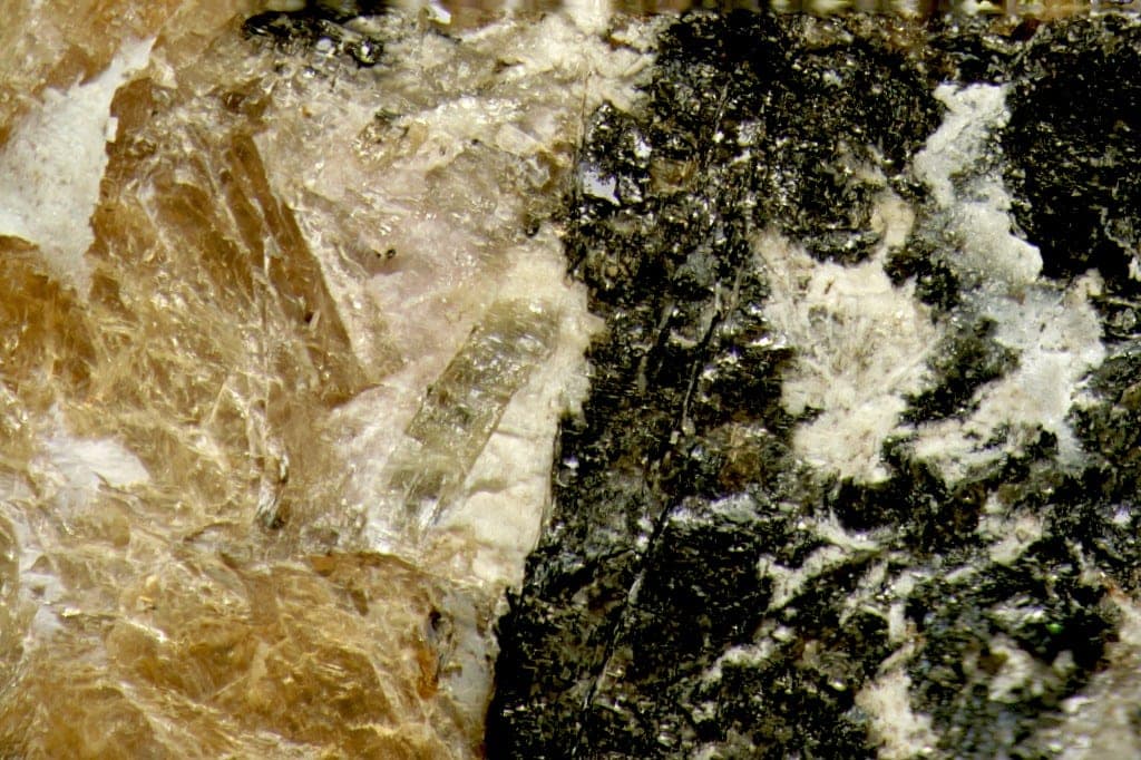 Belovite-(Ce) mineral — Belovite (Ce)