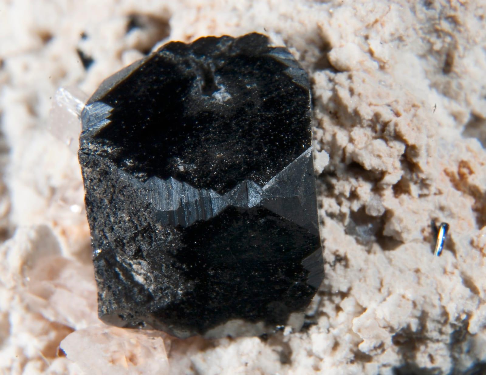 Bixbyite-(Mn) mineral — Bixbyiet   Wikipedia