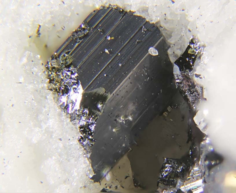 Dekatriasartorite mineral