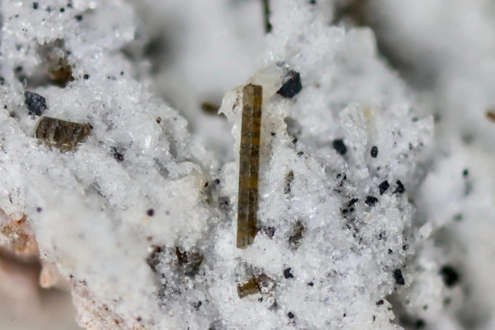 Dingdaohengite-(Ce) mineral — Dingdaohengite (Ce)