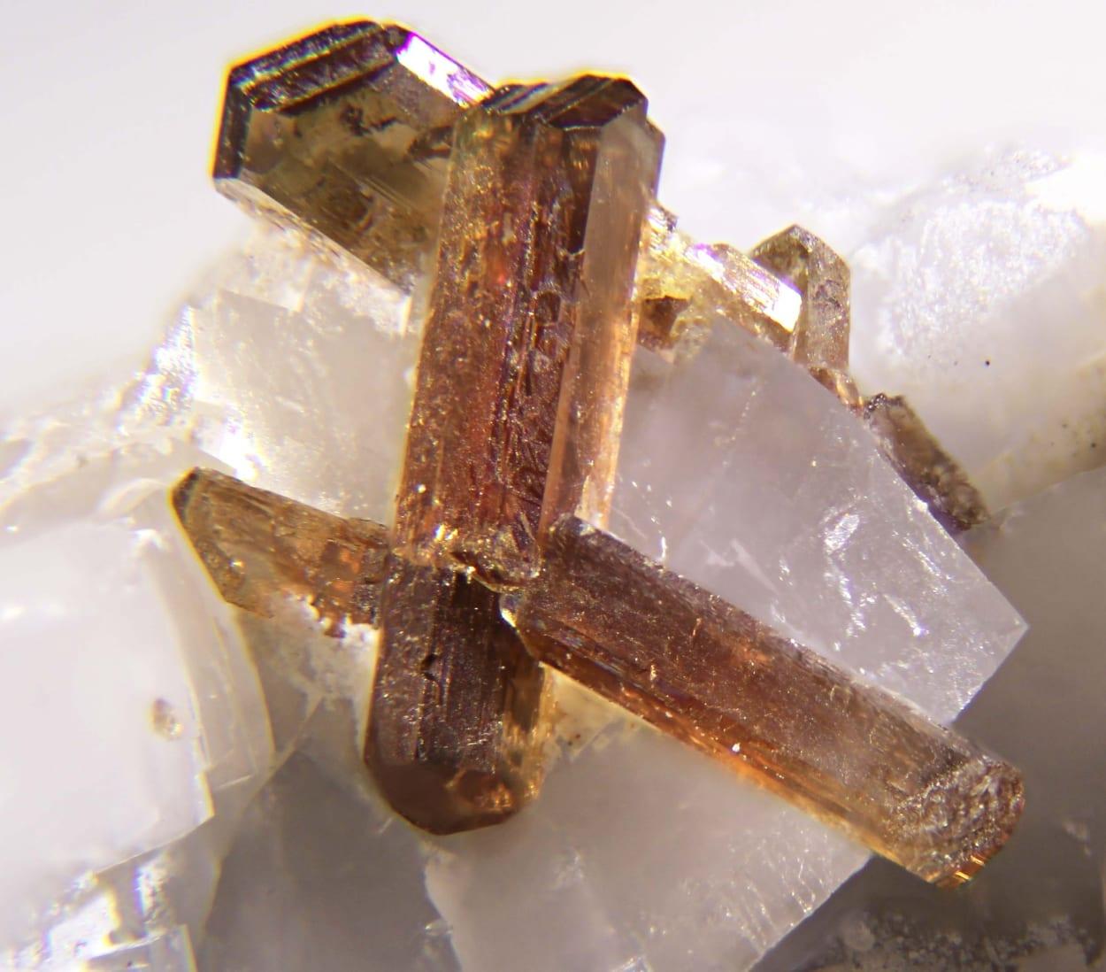 Dissakisite-(Ce) mineral — Dissakisite (Ce)