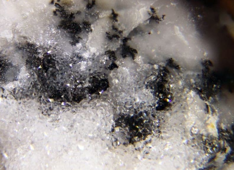 Ernienickelite mineral
