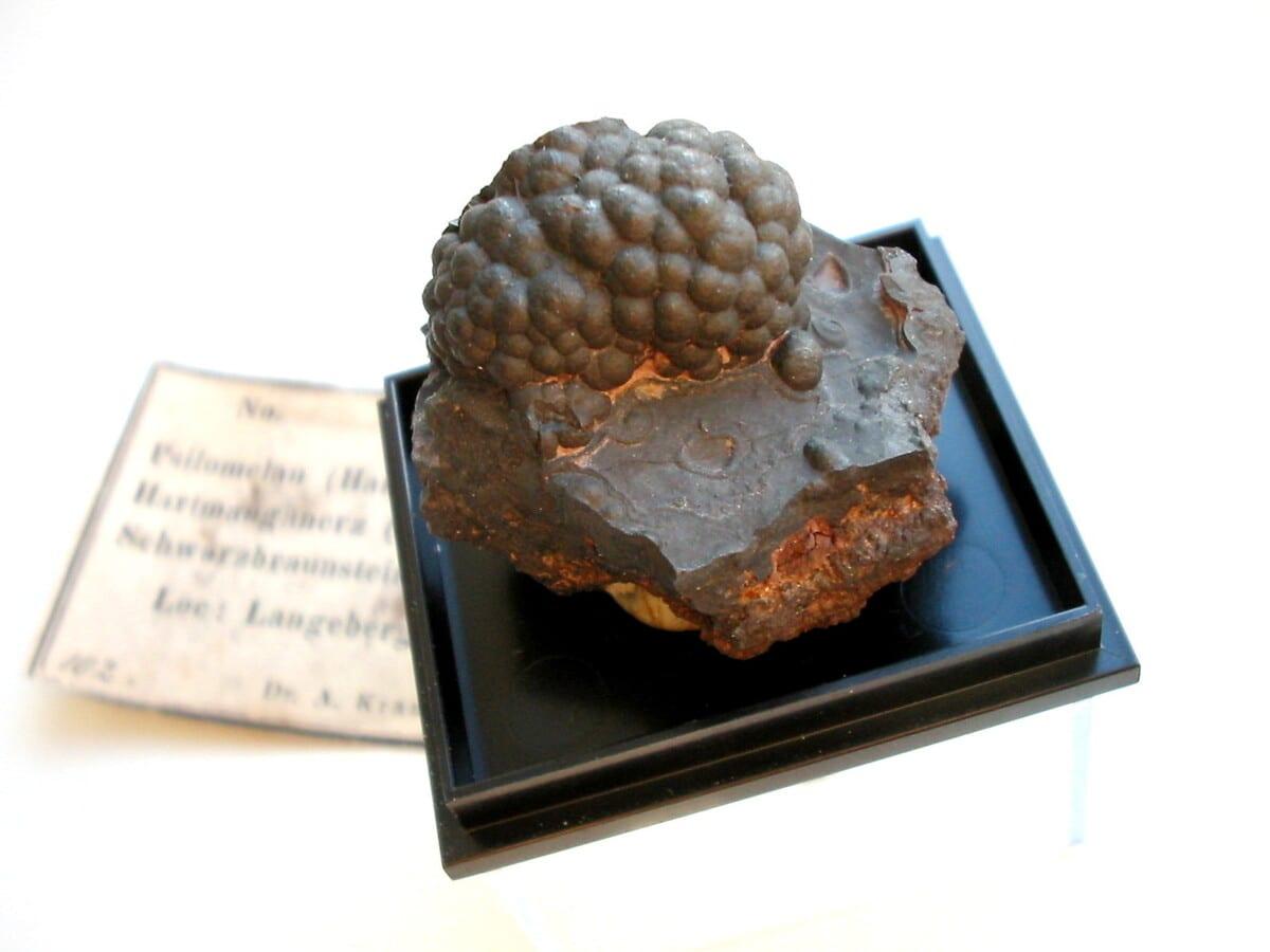 Ferrihollandite mineral