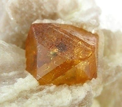 Fluornatromicrolite mineral