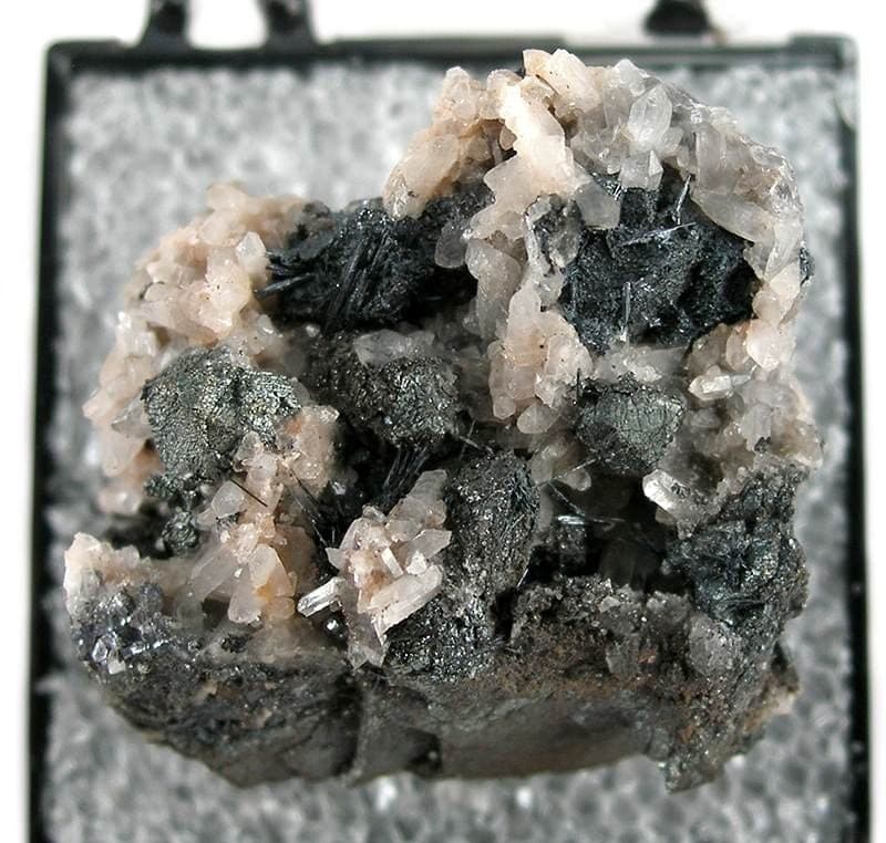 Furutobeite mineral