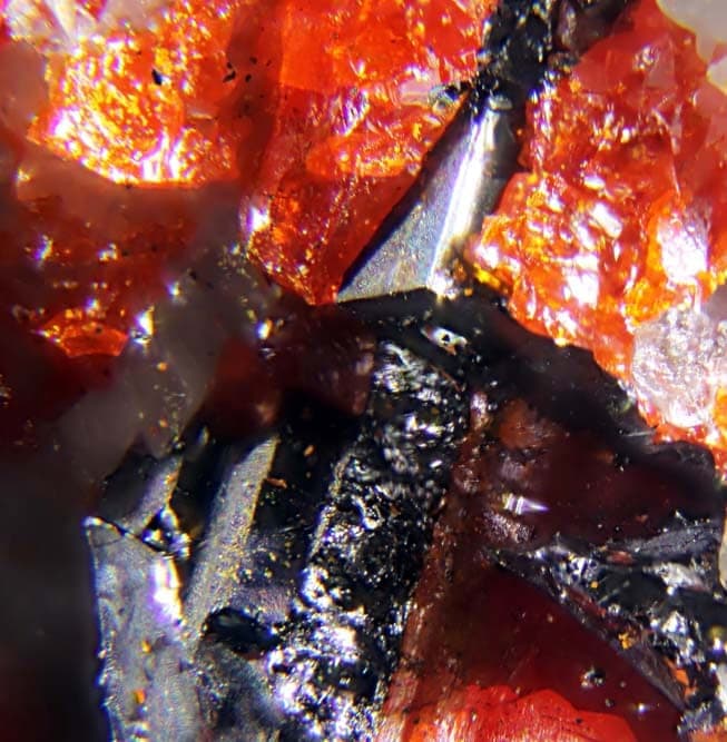 Hendekasartorite mineral