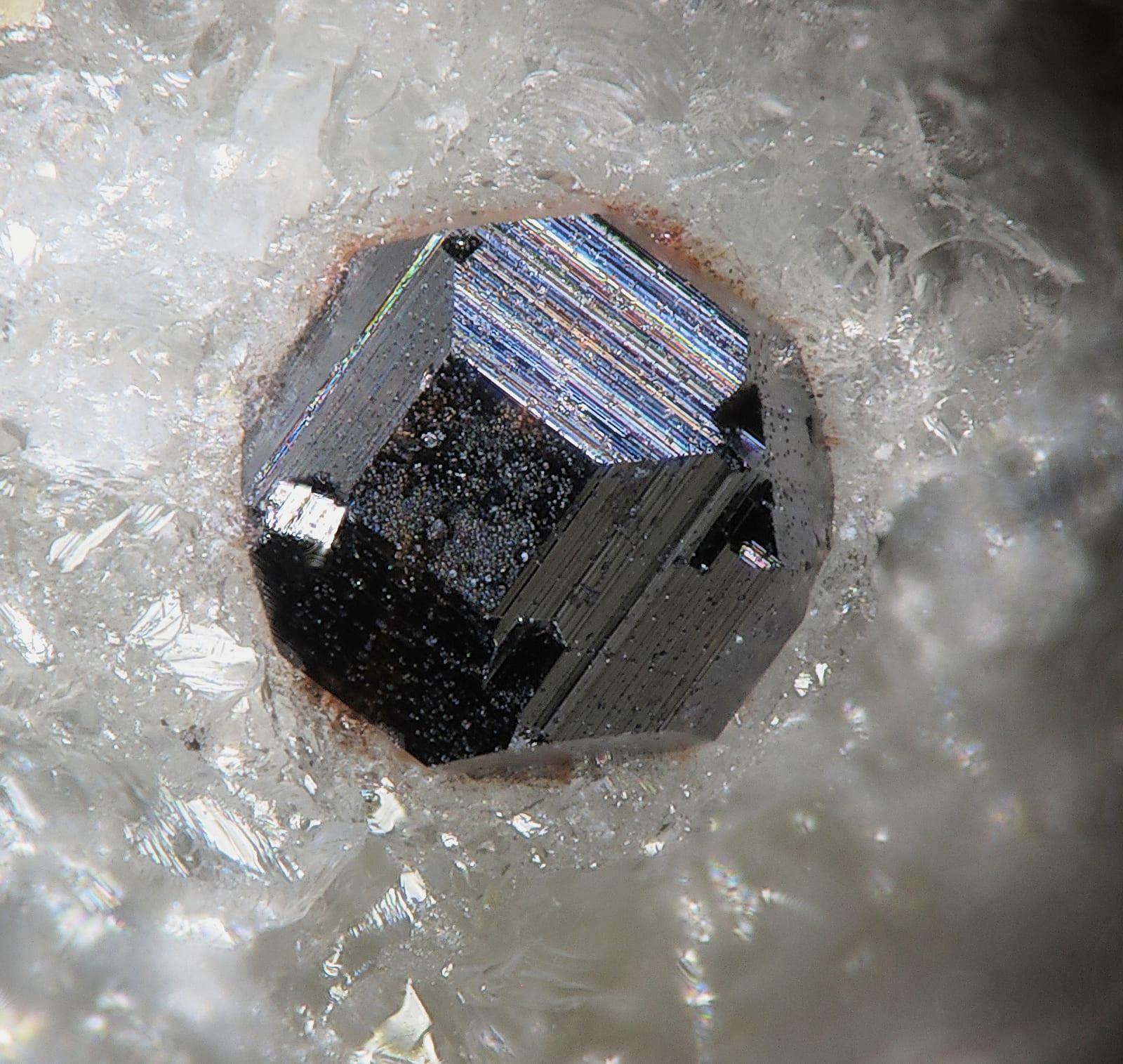 Isolueshite mineral