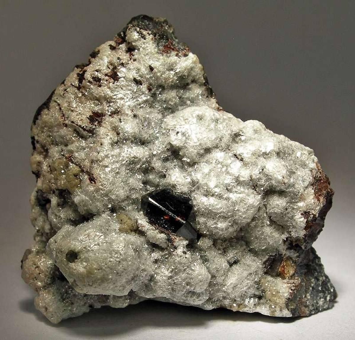 Pale kegelite coating with siderite