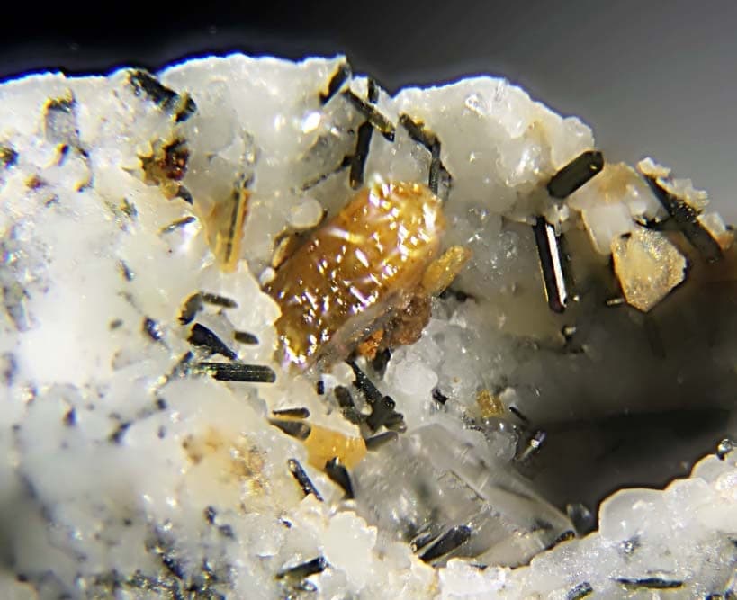 Labuntsovite-Mn mineral — Tsepinite Na & Labuntsovite Mn