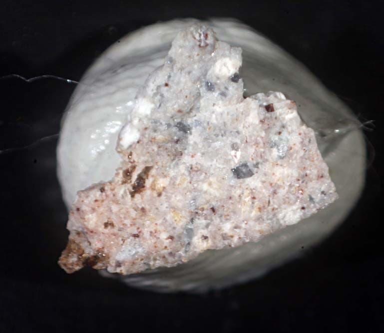 Leucosphenite mineral