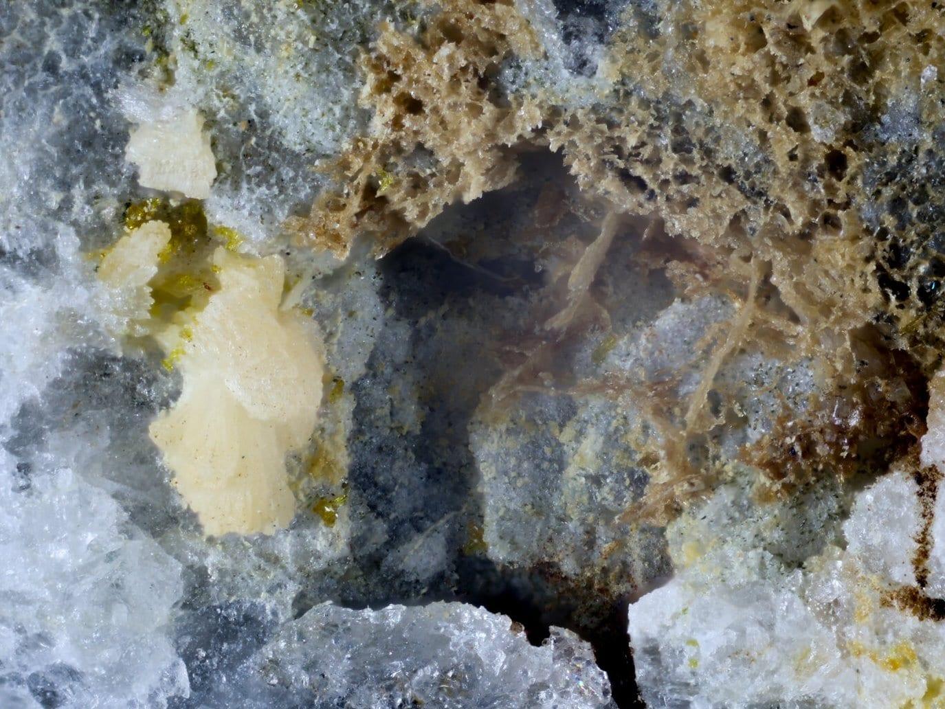 Mangangordonite mineral