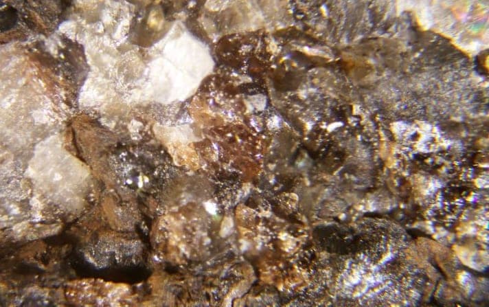 Manganhumite mineral
