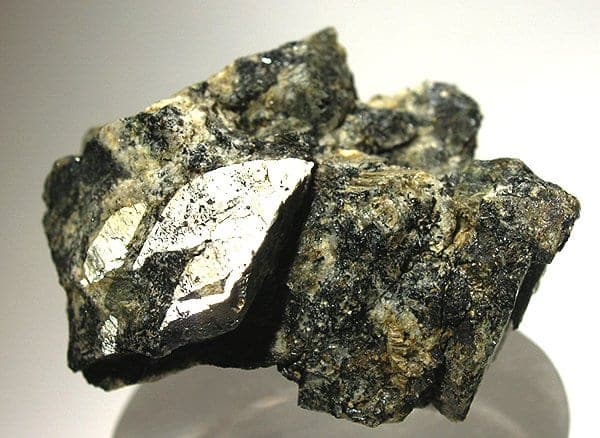 Naujakasite mineral