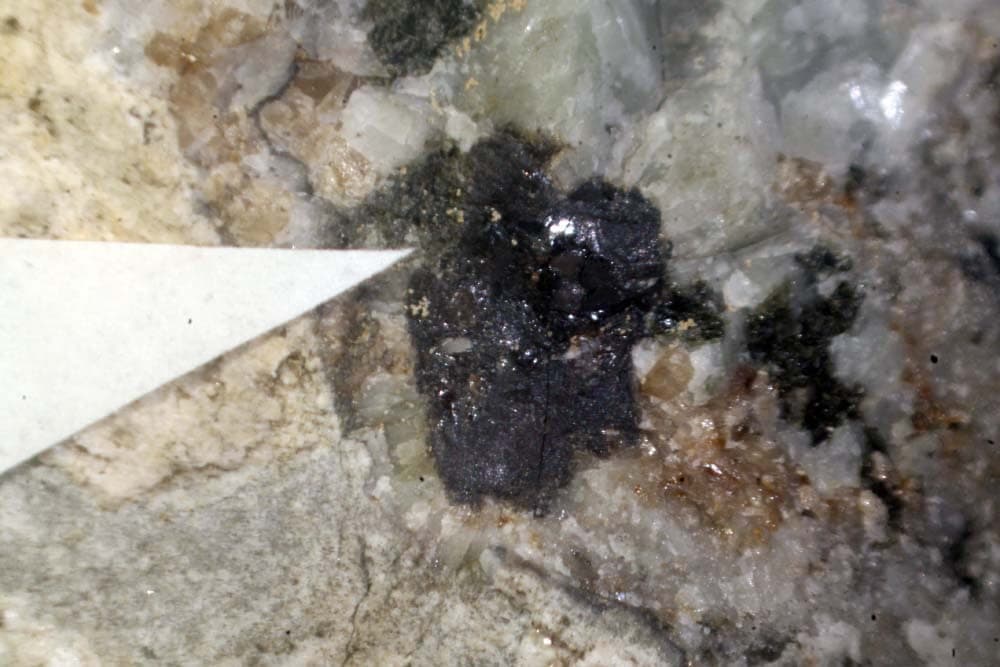Perrierite-(La) mineral — Perrierite (La)