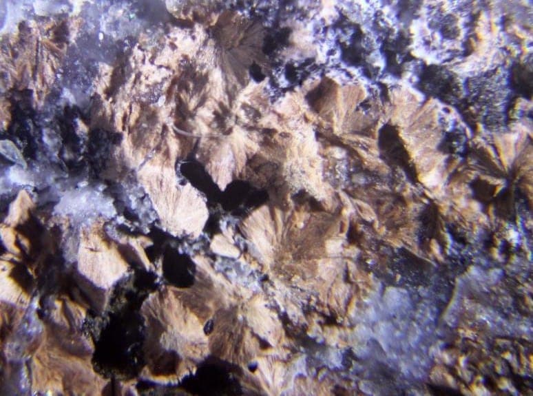 Pumpellyite-(Mn2+) mineral — Pumpellyite (Mn2+)