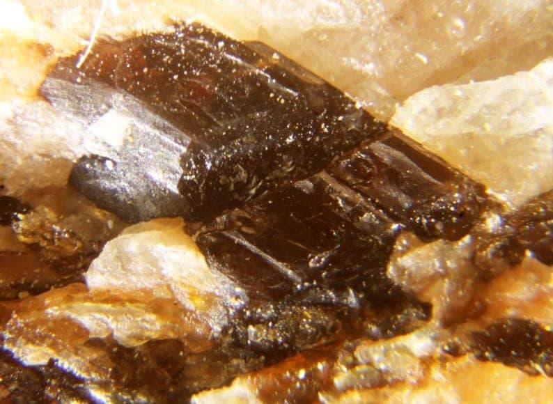 Tritomite-(Y) mineral — Tritomite (Y)