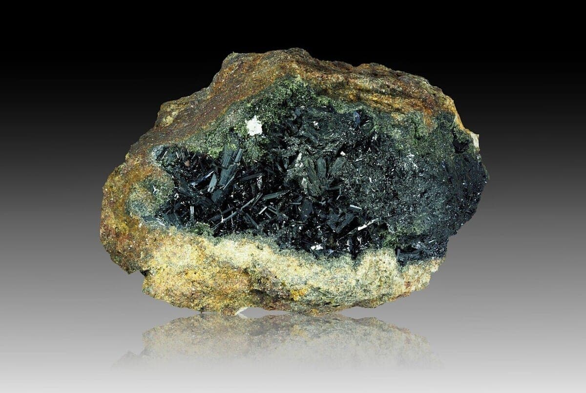 Ferro-pargasite mineral — Mineralatlas Lexikon Ferro pargasite (english Version)
