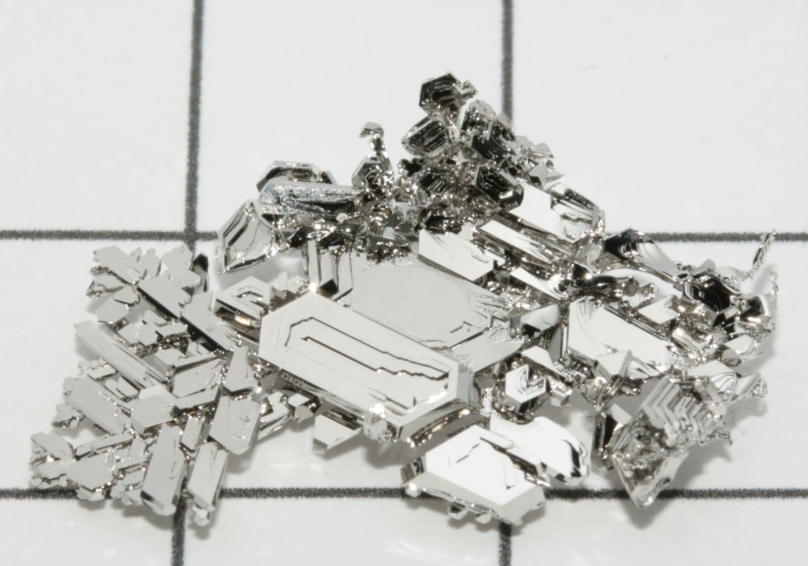 Platinum mineral
