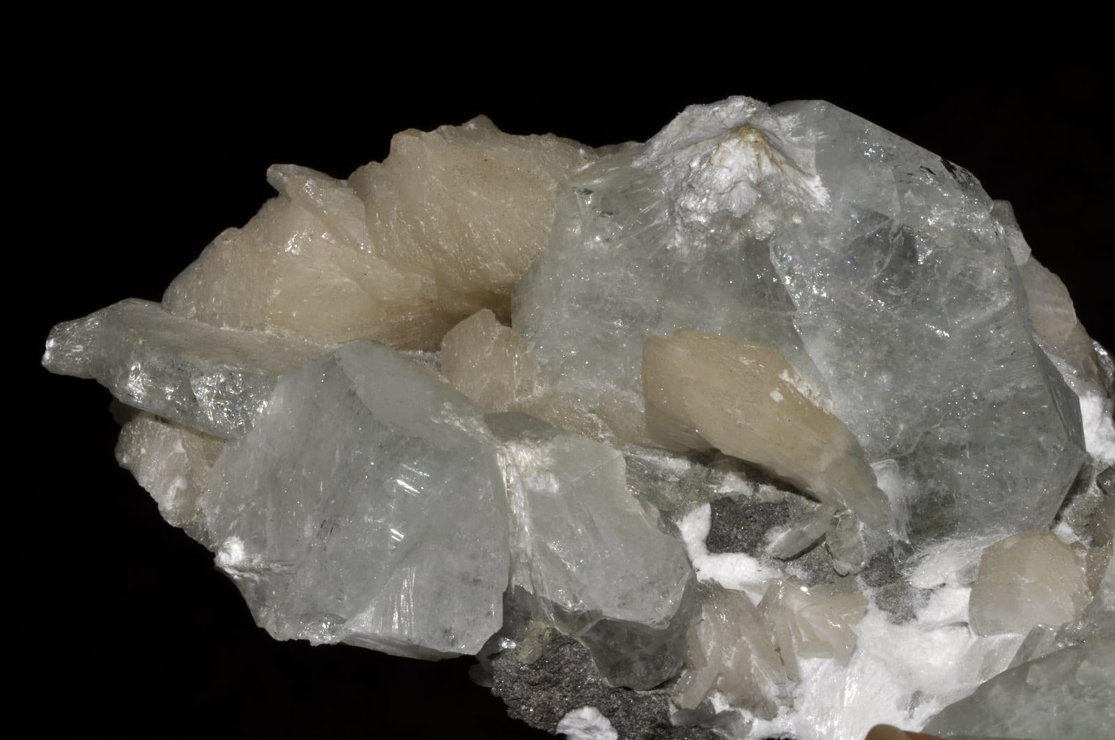 Stilbite-Ca mineral — Fluorapophyllite (K), stilbite (Ca), okenite