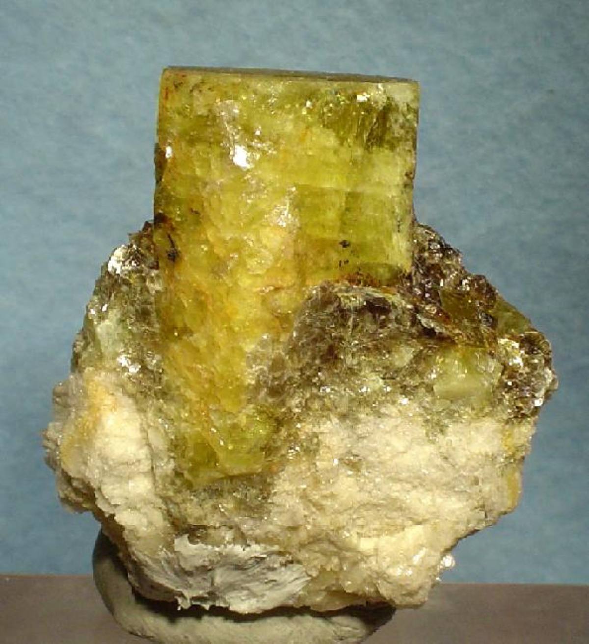 Golden heliodor beryl in feldspar, Palermo No. 1 Mine, New Hampshire