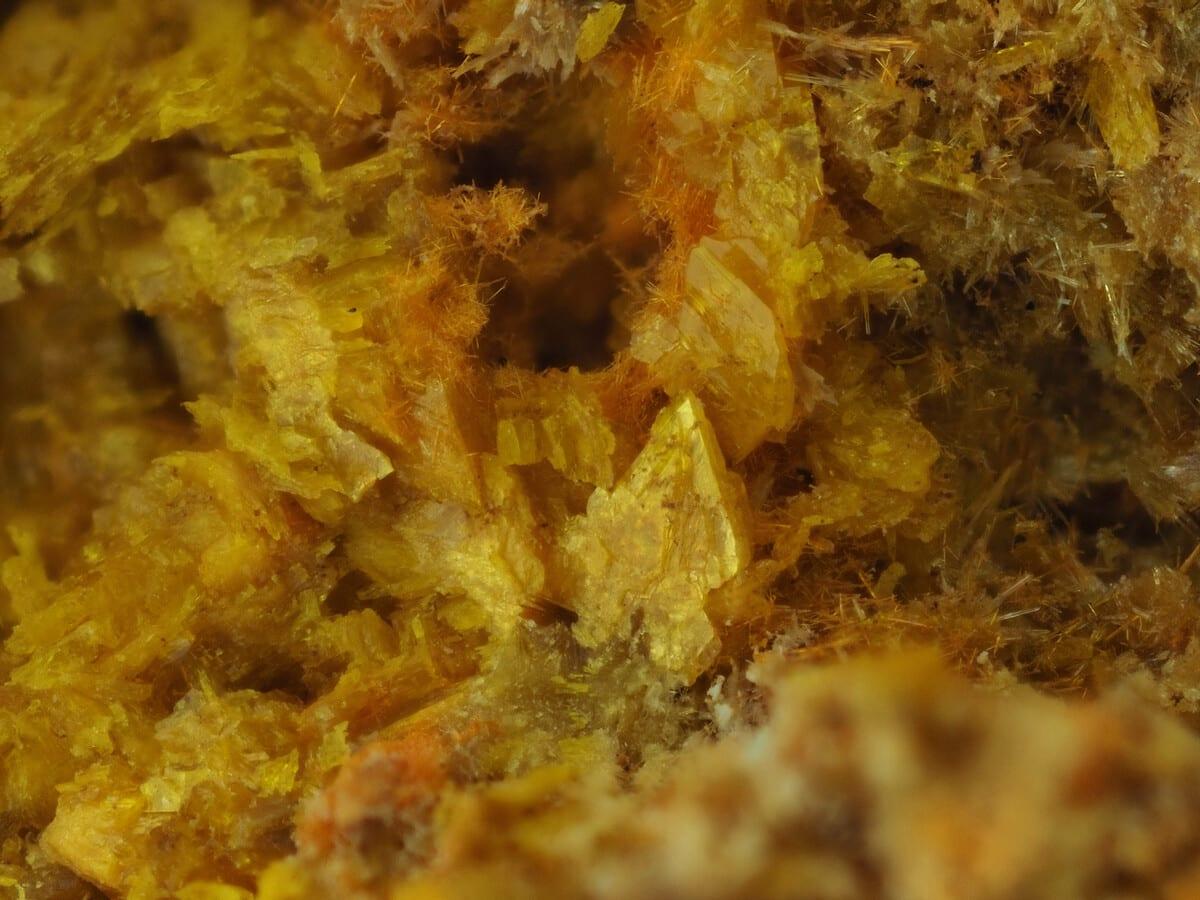 Bijvoetite-(Y) mineral
