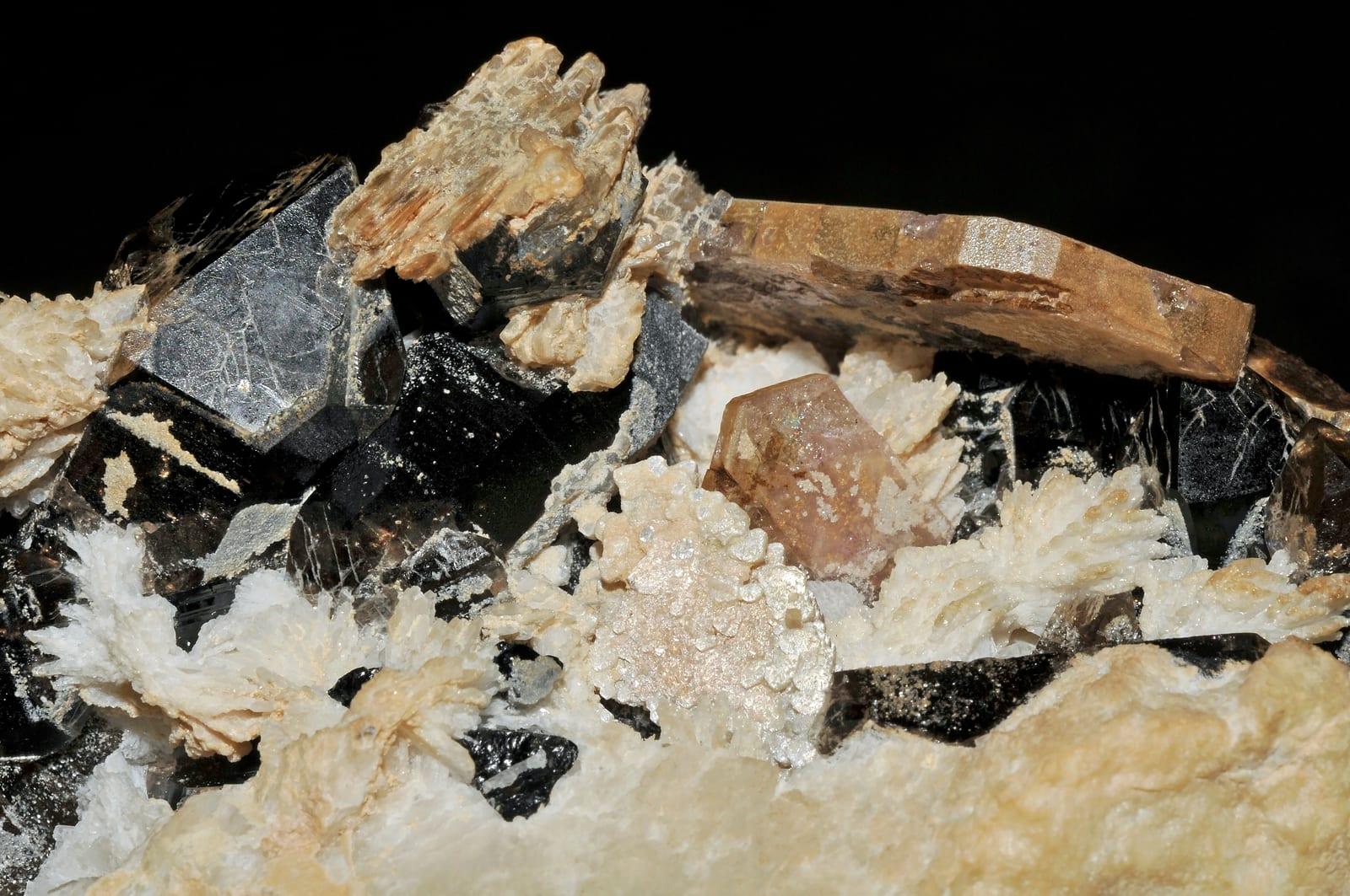Cleavelandite mineral