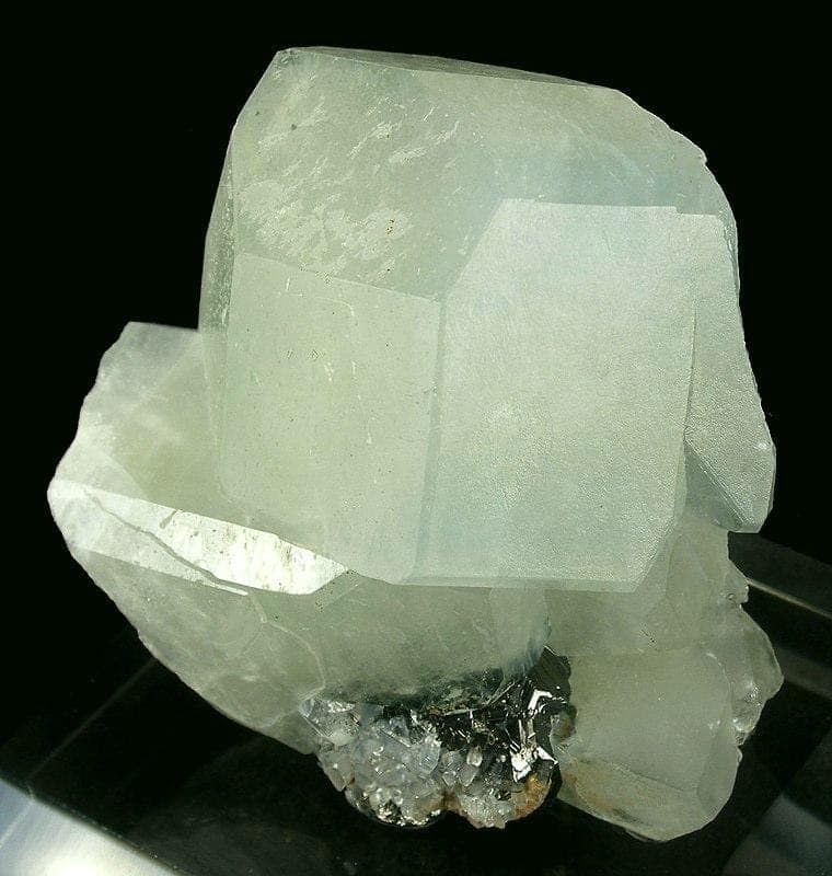 Datolite mineral