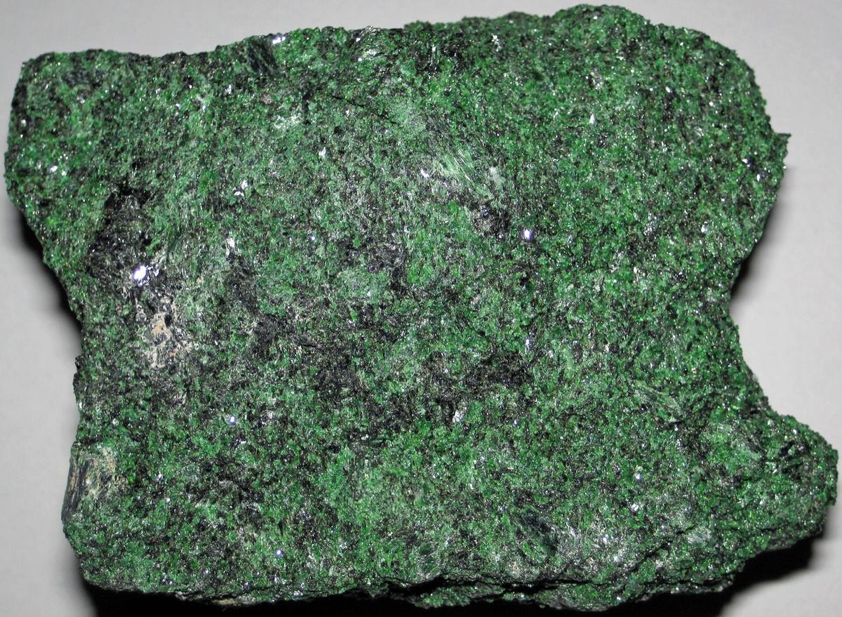 Emerald-green chrome diopside in peridotite