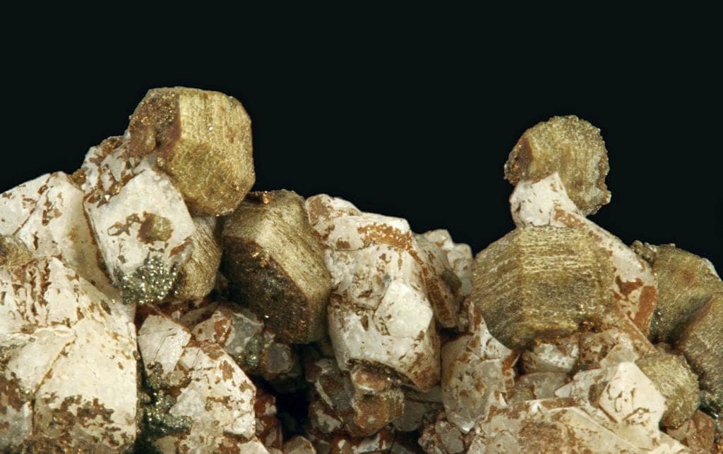 Donnayite-(Y) mineral