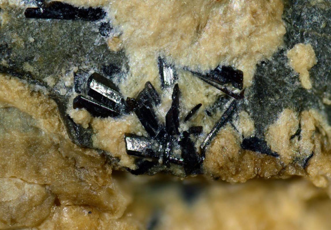 Ferriandrosite-(La) mineral