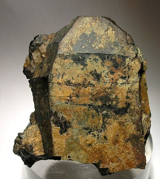 Gadolinite-(Y) mineral