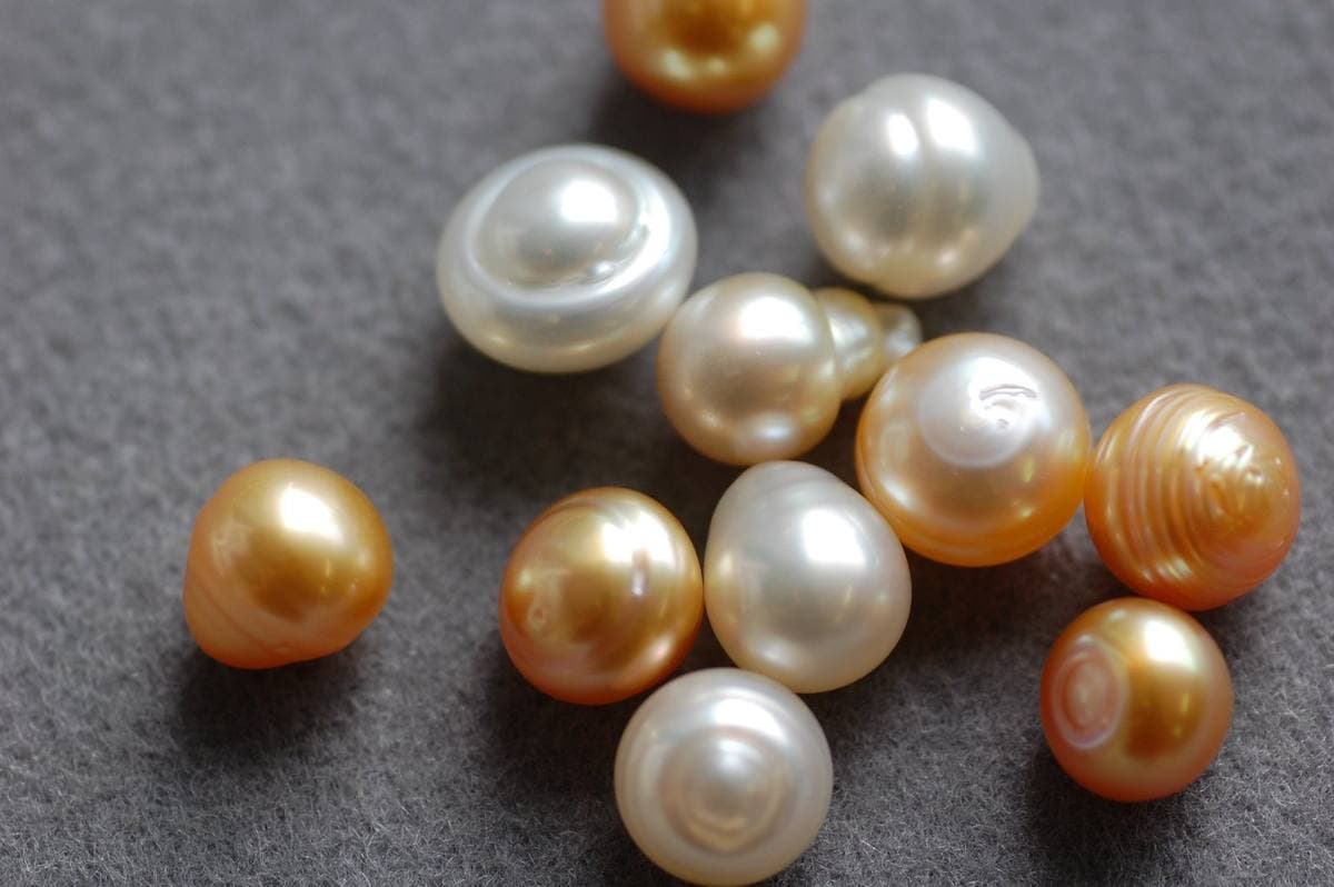 Loose South Sea pearls including golden and champagne colours, Indonesia