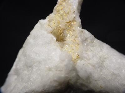 Hingganite-(Y) mineral