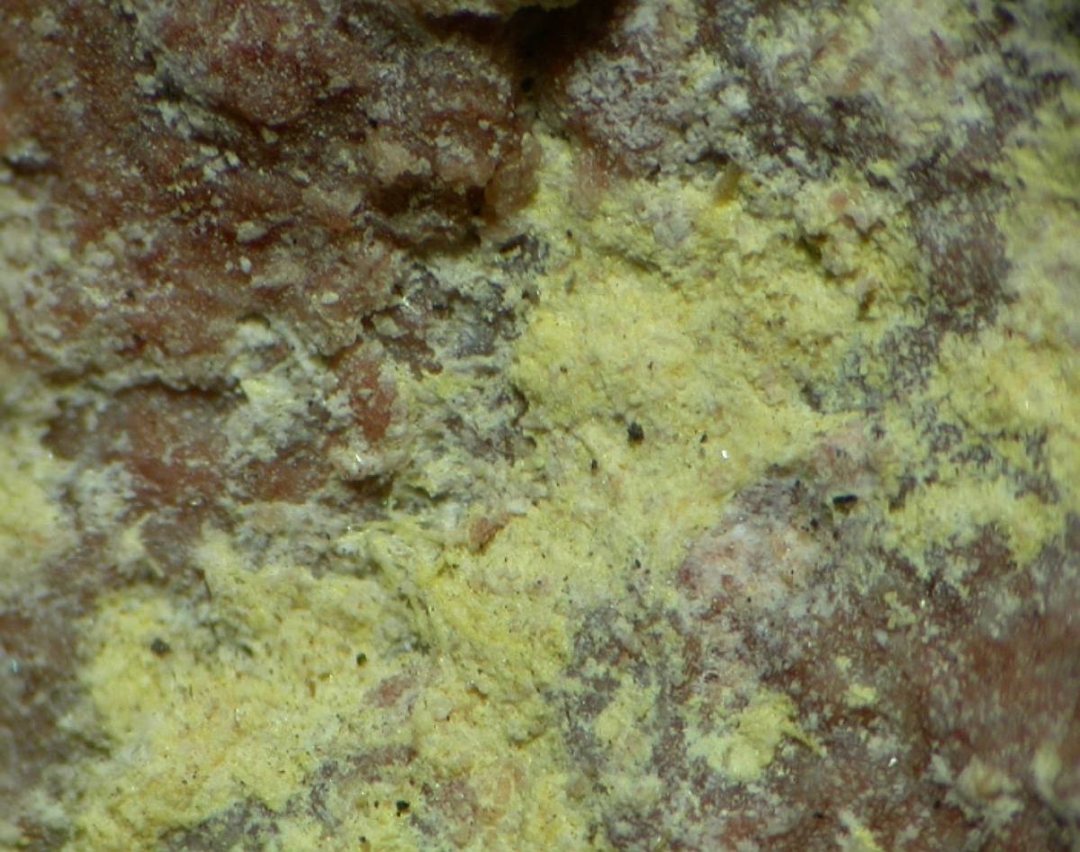 Yellow-green kasolite crust