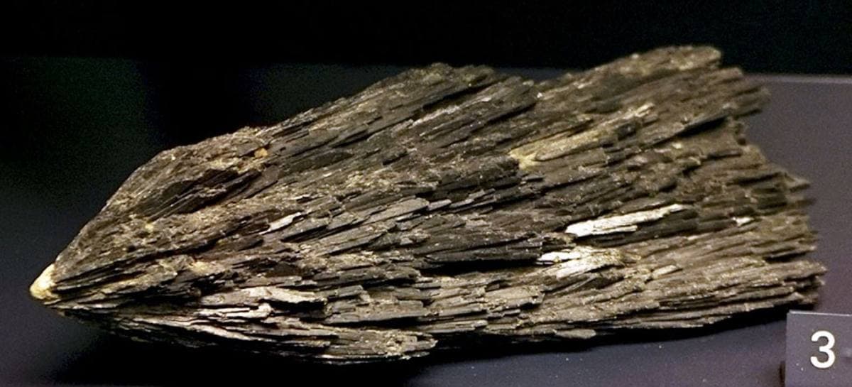 Black kyanite blade aggregate in a fan