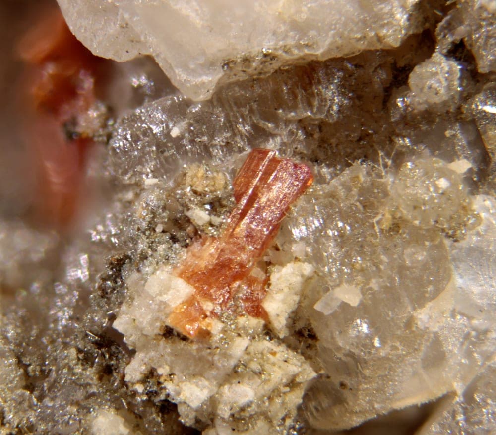 Labuntsovite-Mg mineral