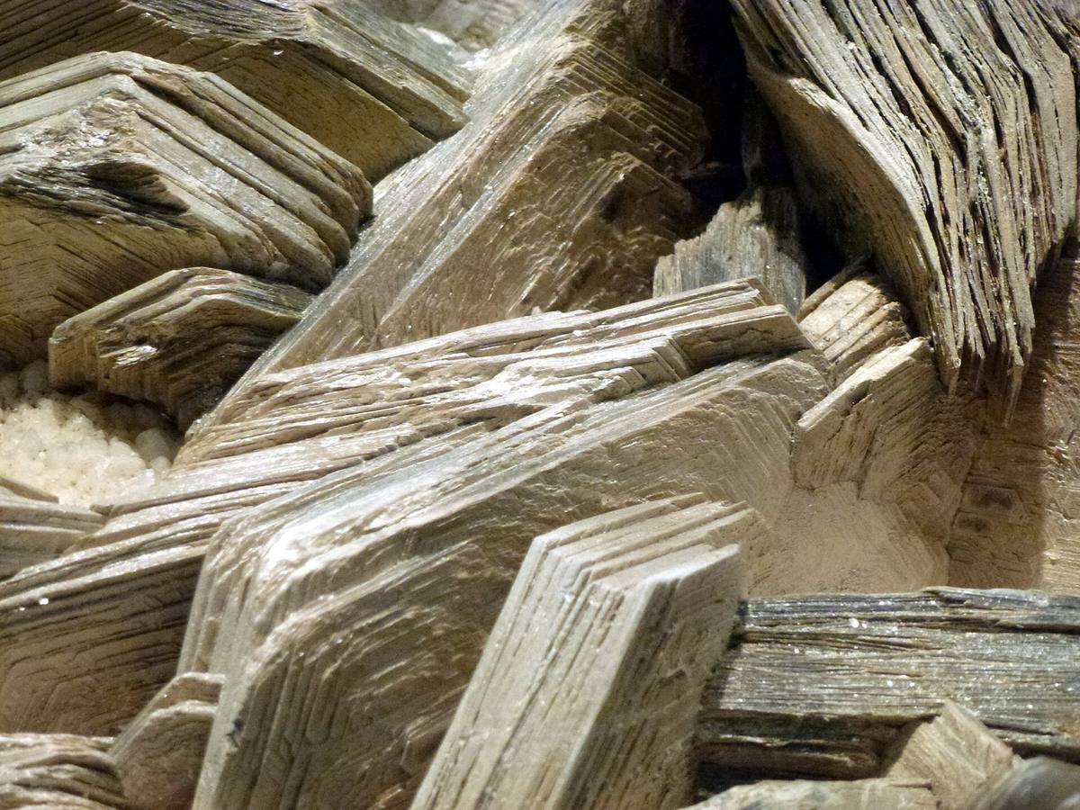 Silvery stacked mica cleavage plates