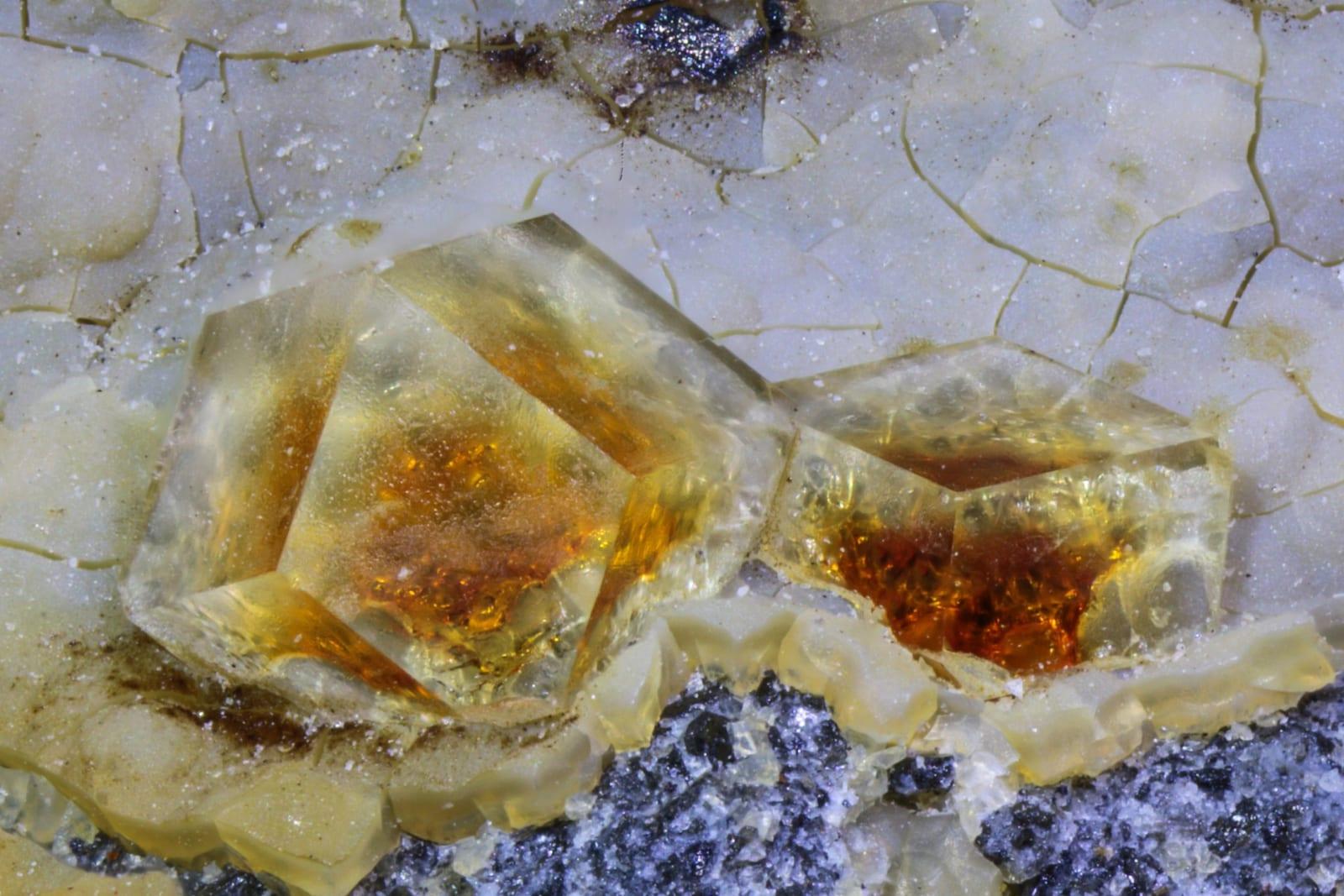 Paulingite-Ca mineral