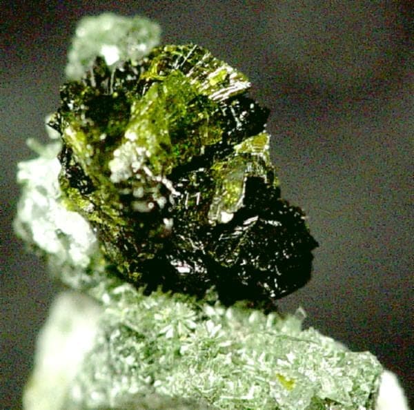 Pumpellyite-(Mg) mineral