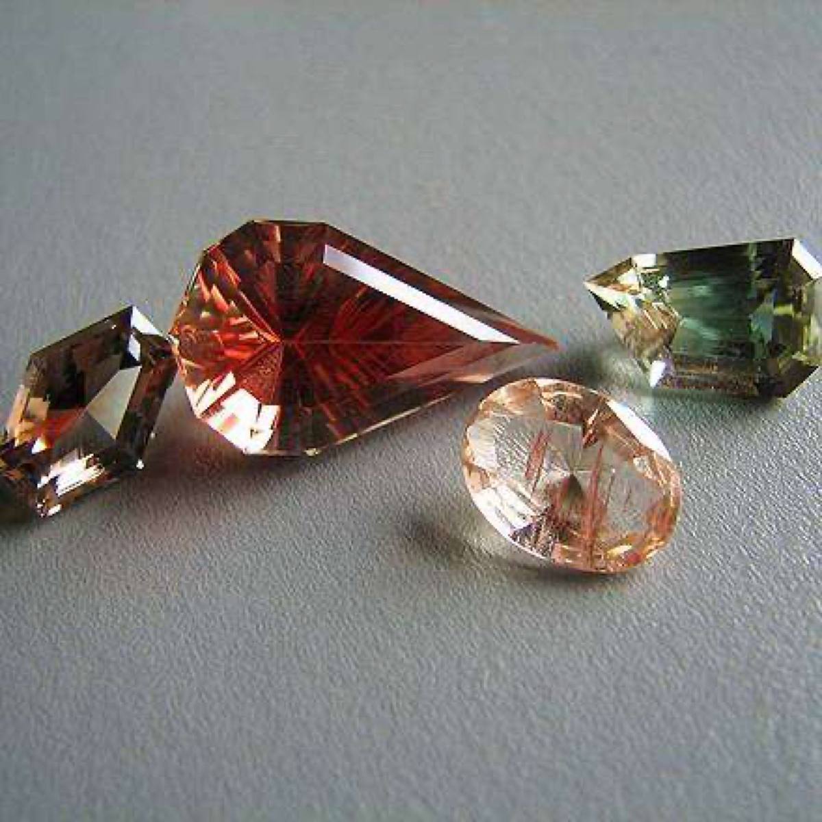 Oregon sunstone colour range: copper-red, champagne and green