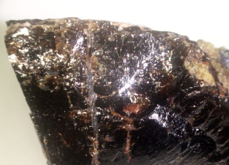 Tantalaeschynite-(Y) mineral
