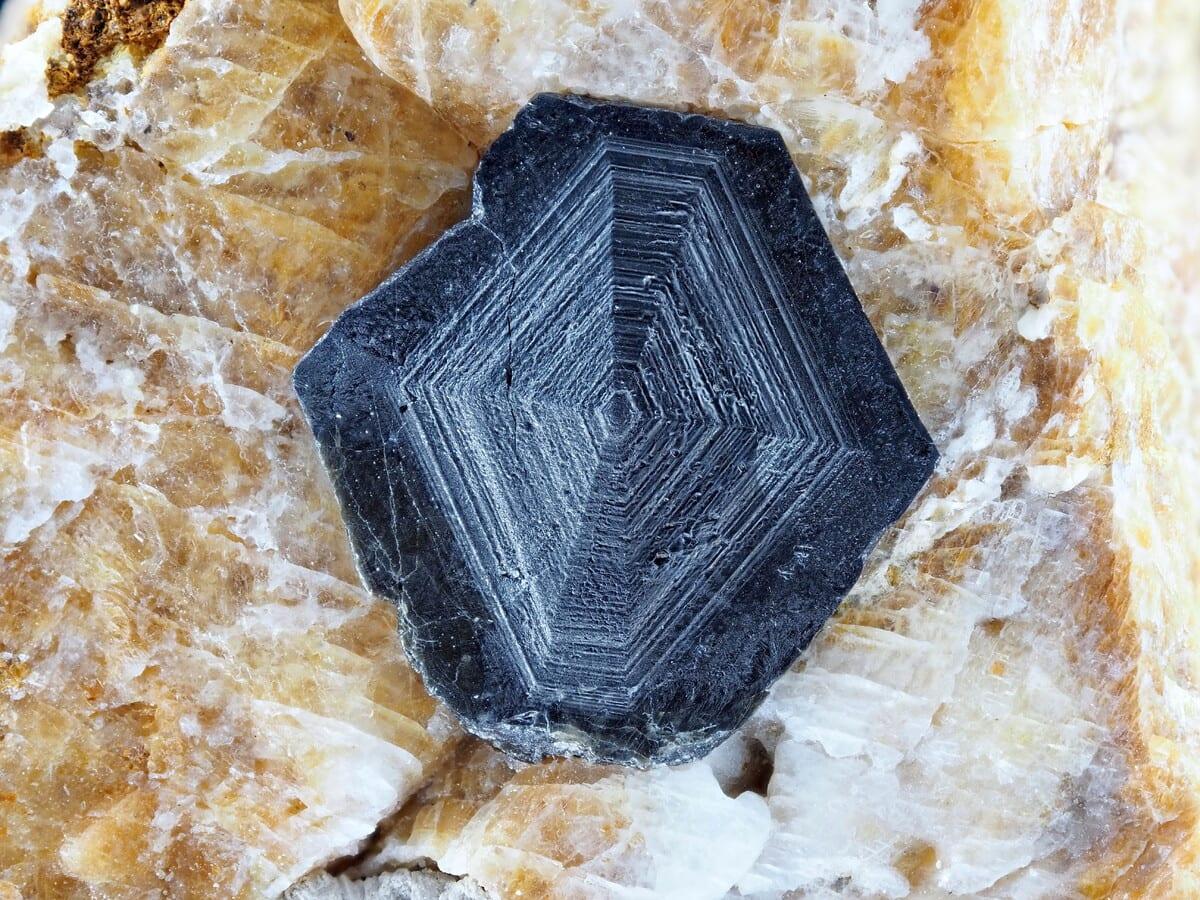 Tapiolite-(Fe) mineral