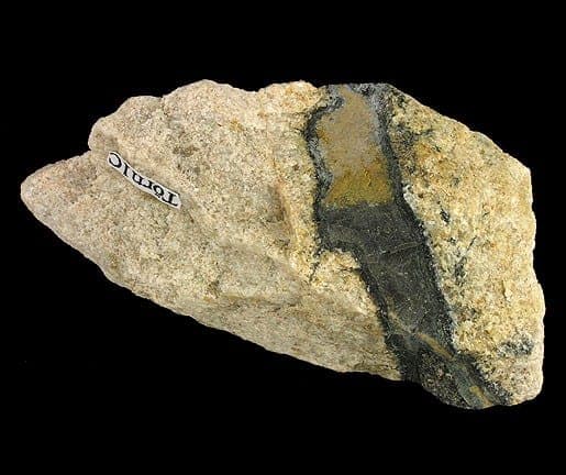 Törnebohmite-(Ce) mineral