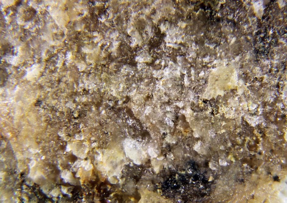 Vyuntspakhkite-(Y) mineral