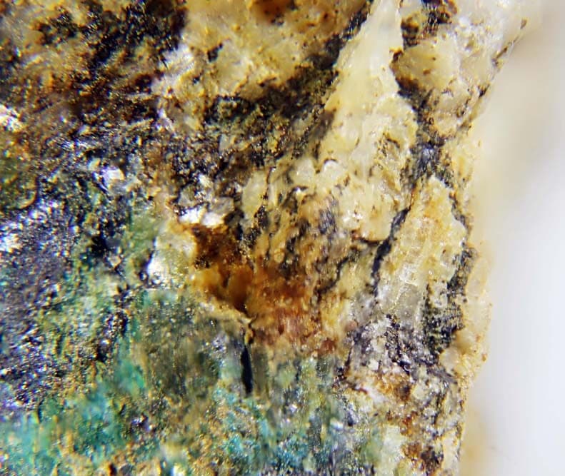 Wallkilldellite-(Fe) mineral