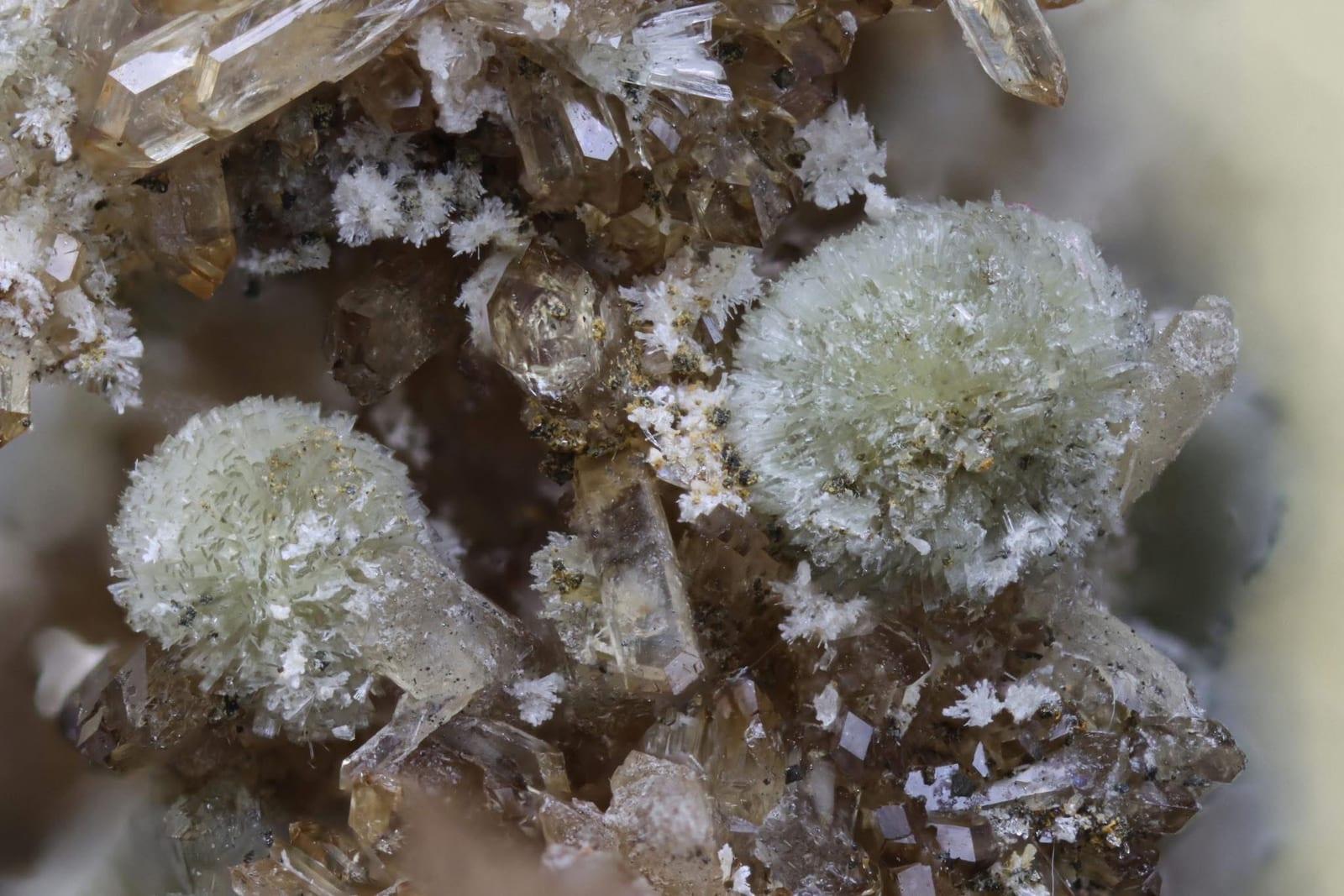 Whiteite-(MnFeMg) mineral