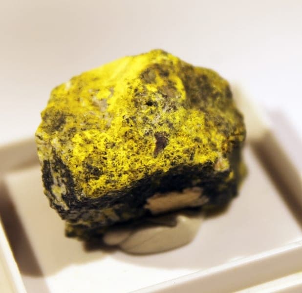 Yttrotungstite-(Ce) mineral