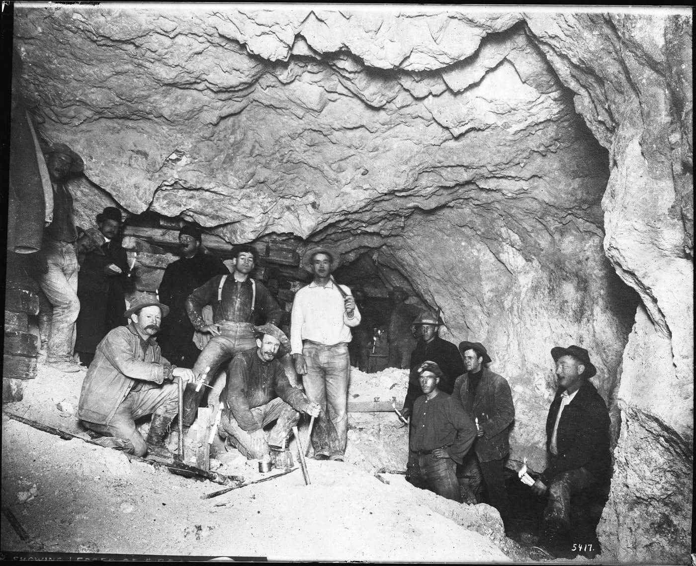 Fichier:Interior view of mine and miners in the Mohawk Mine, Goldfield,  Nevada, ca.1900 1905 (CHS 5417) at Goldfield, Esmeralda County, Nevada